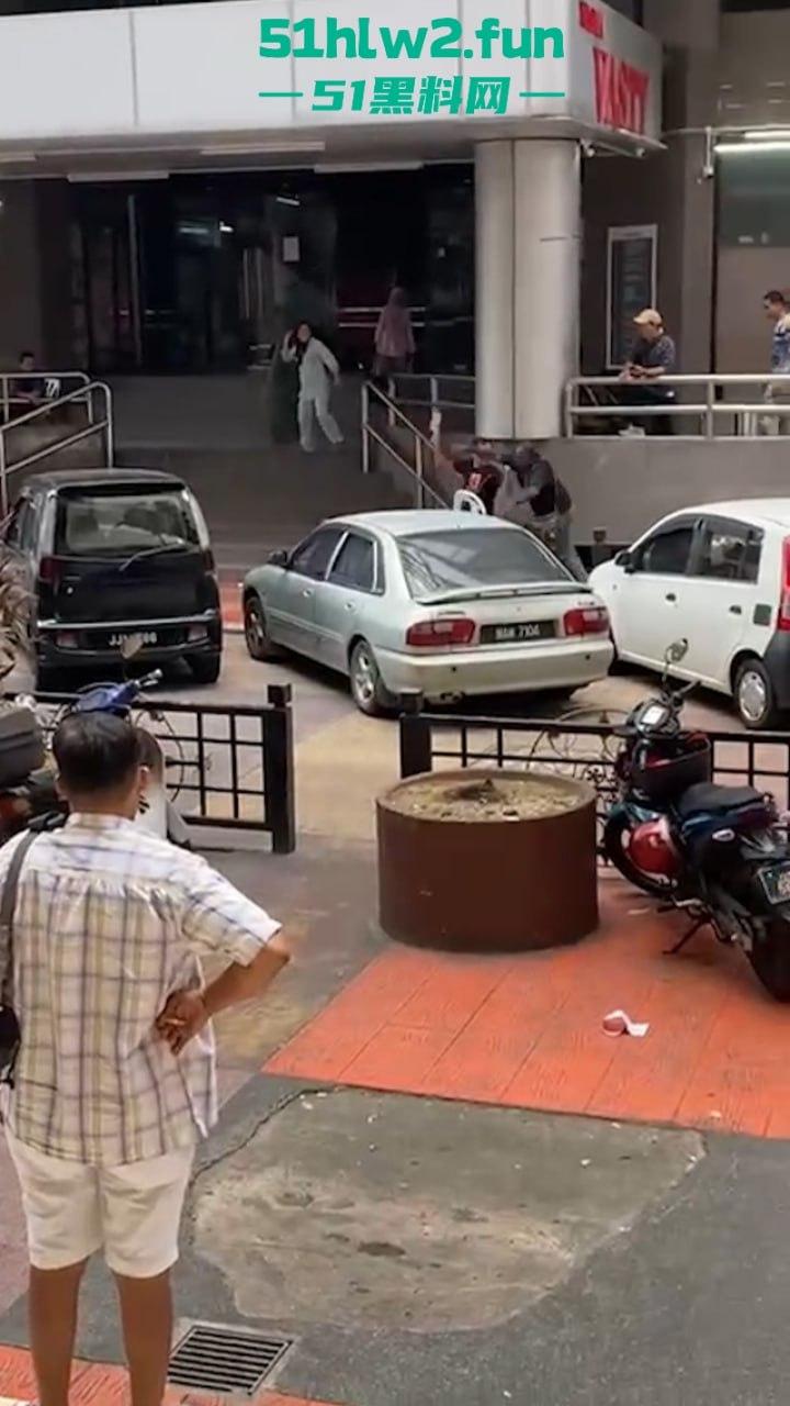 马来西亚男子酗酒吸毒恶魔buff叠满,致精神紊乱当街砍人,刺激的现场视频流出。-8