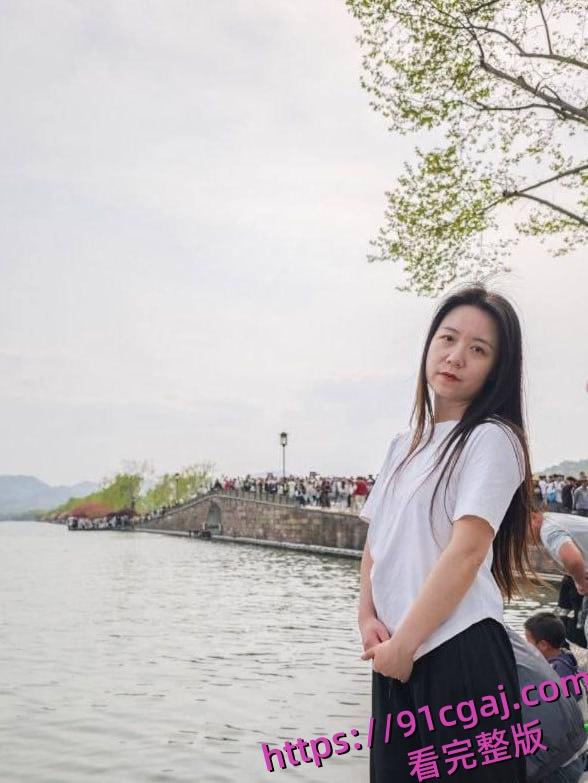 浙江嘉兴何晓韵,老妈在厨房自己跟老公在房间口交。表面上看起来是一位清纯人妻-2