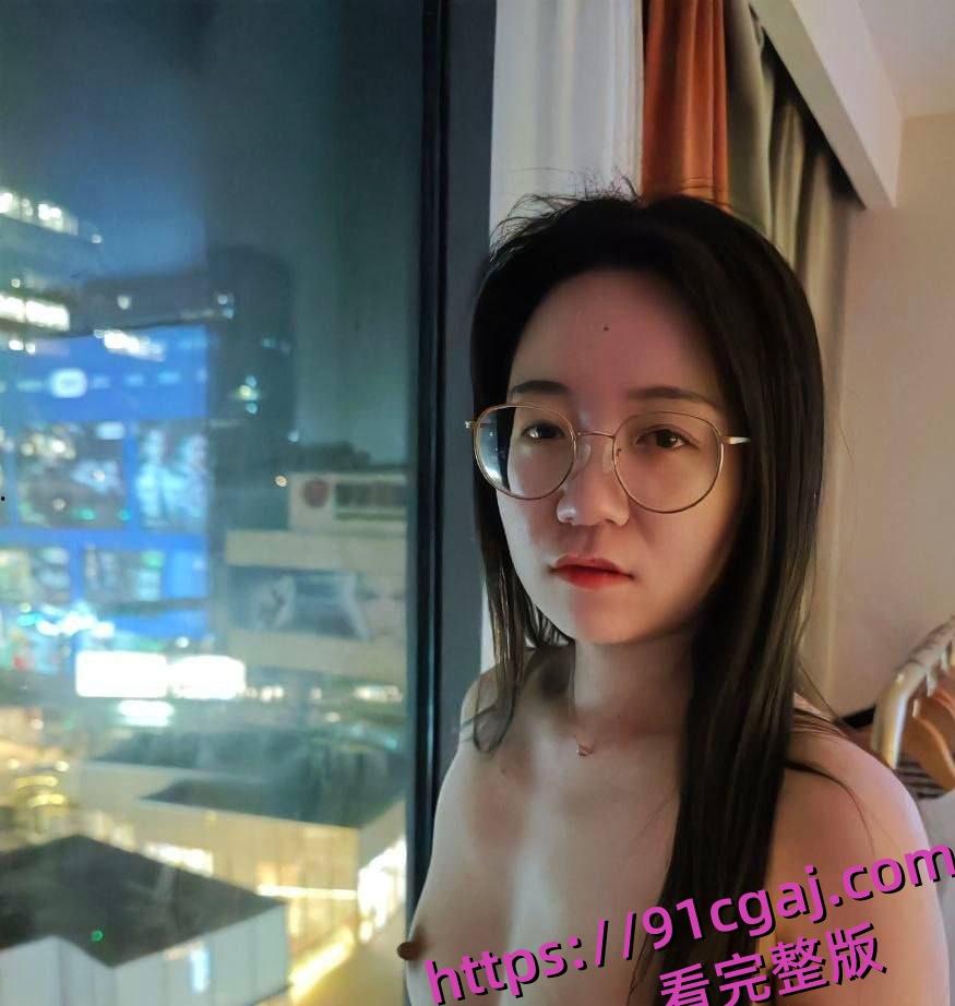 浙江嘉兴何晓韵,老妈在厨房自己跟老公在房间口交。表面上看起来是一位清纯人妻-3