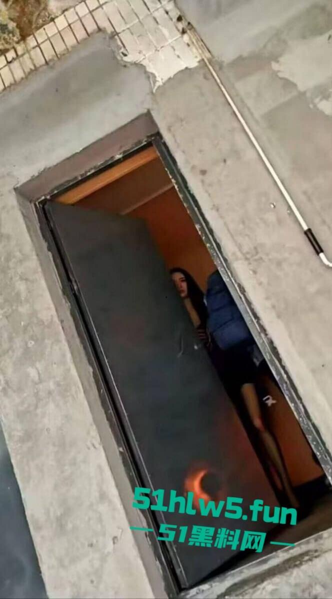 长沙鸡店惊现美女花魁引众人排队干逼,结果被帽子叔叔一锅端,一天操作下来逼都没合过!-3