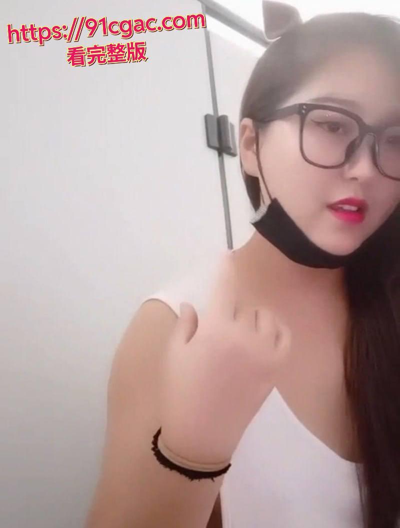 网黄嫚嫚这小骚货,微胖身材,颜值挺高,戴个眼镜有点御姐味-1