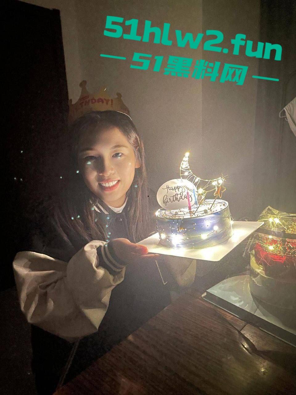 幼师专业女大学生,白天是孩子王,晚上变男人玩具!表面清纯受人尊敬,私下淫荡骚成狗,真想狠狠操烂她!-8