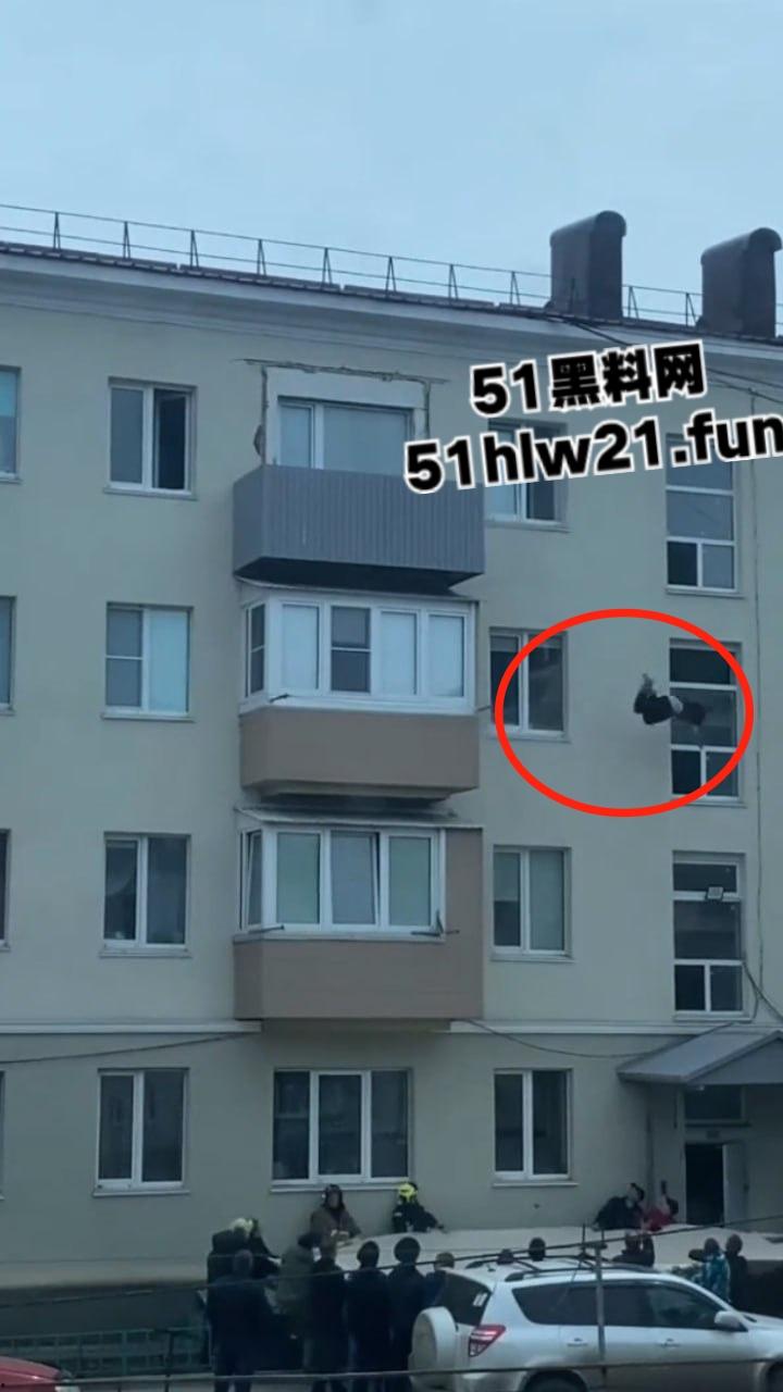 山东男子跳楼自杀,为了将自己摔死还特意选择了入户门的棚顶,这下摔的真Q弹啊。-3