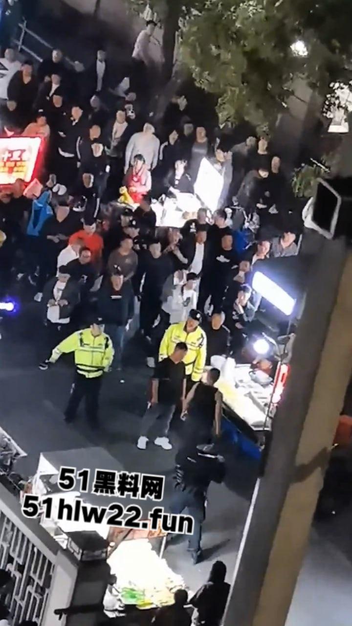 苏州中华园一名男子在闹市区持刀,街头晃悠被警察现场处置以寻衅滋事罪起诉。-2