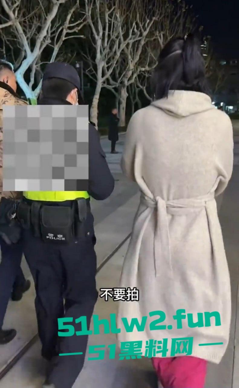 这痴汉是有多饿？虎式坦克酒吧被蹭屁眼？这1米81、160公斤的猛货直接揪痴汉找保安，哥们你是饿疯了吧？-2