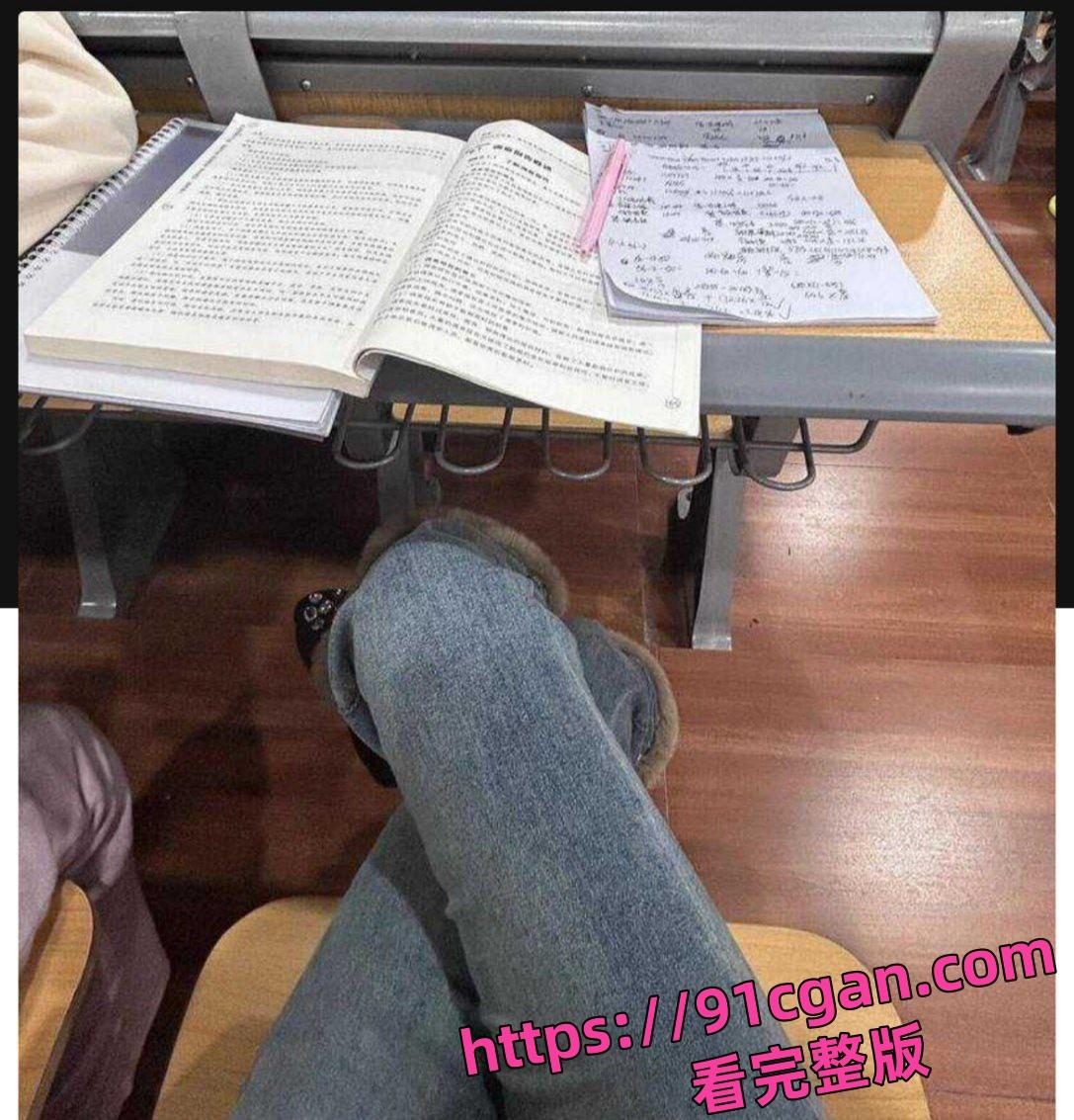 赣州师范科技学院短发精神学妹杨嘉婧03年的小嫩逼,到处发骚照勾引男同学-2