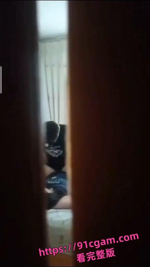 中国好室友!把女朋友带回来表演活春宫 故意不关门给室友欣赏-2