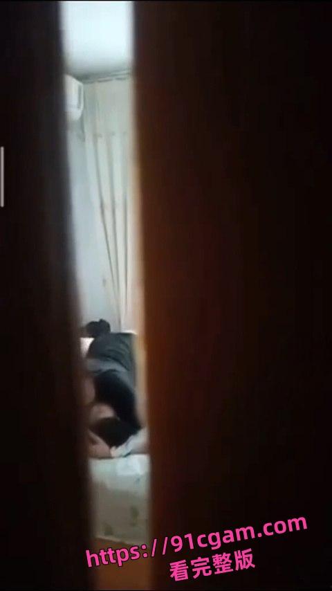 中国好室友!把女朋友带回来表演活春宫 故意不关门给室友欣赏-3