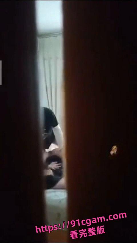 中国好室友!把女朋友带回来表演活春宫 故意不关门给室友欣赏-5