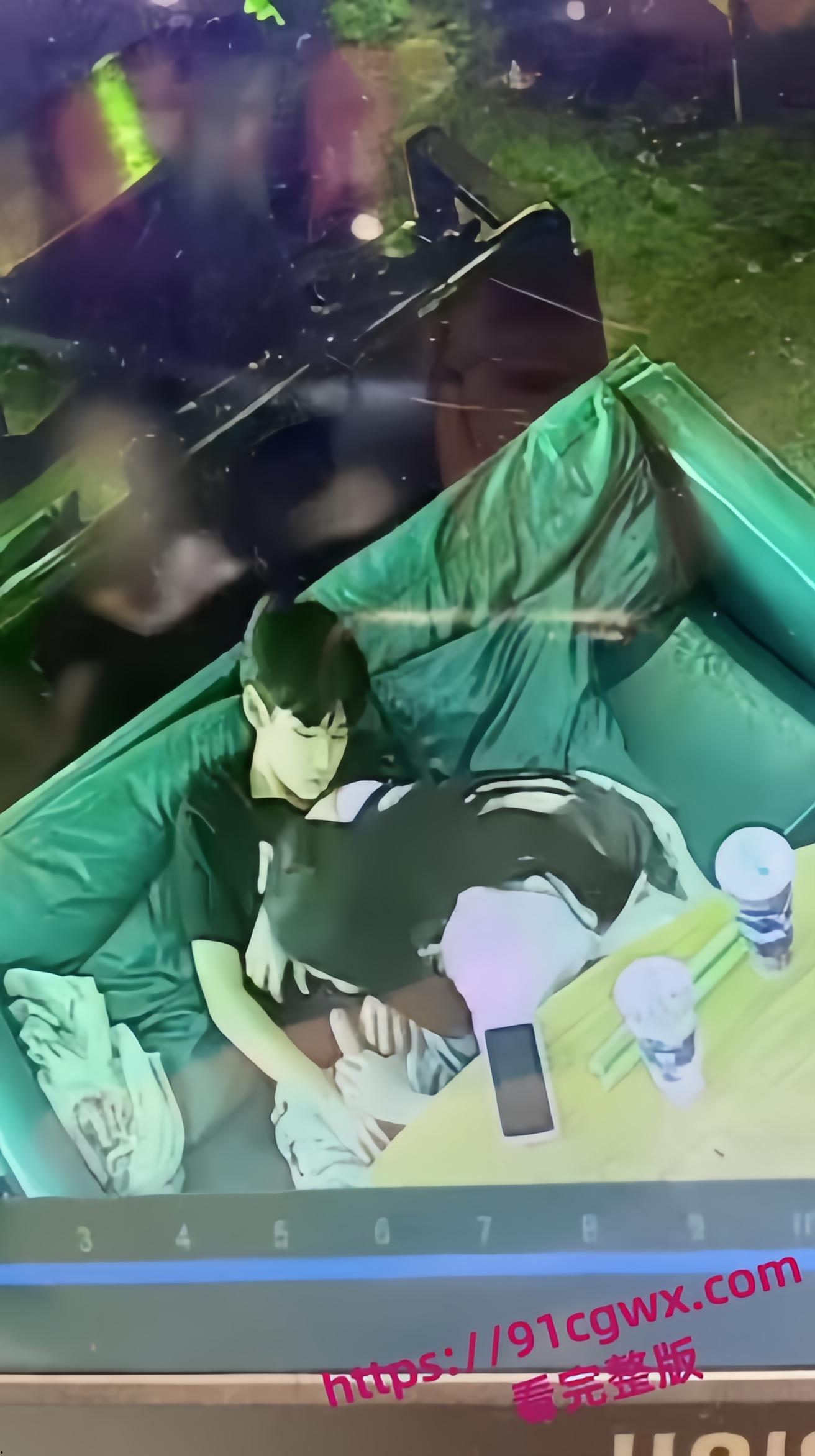 广西玉林陆川县仙尼奶茶店口交门事件，陆川县二中的高冷女神孙晓慧被同学发现给校外的精神小伙口交-3