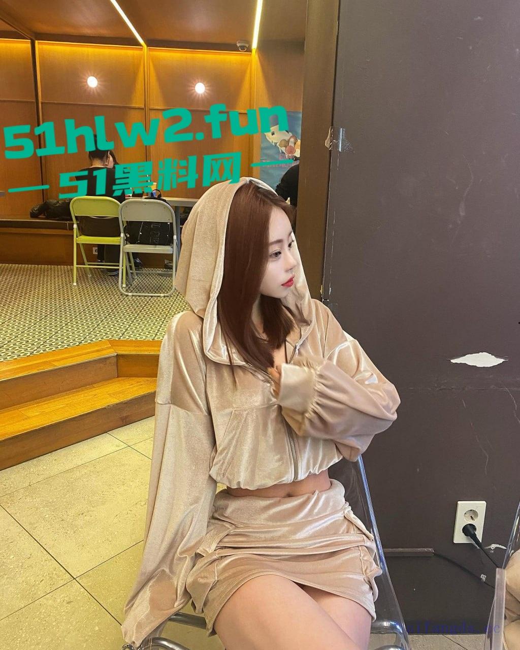 韩国前女团成员竟下海做福利姬,颜值高身材性感女神跳舞赚钱哪有当母狗卖逼快呢。-6