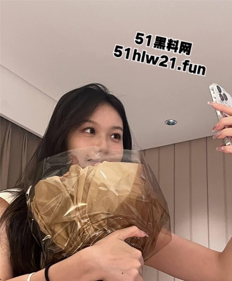 中国民用航空飞行学院【吴婷】粉嫩玉足线下约炮金主,灵活舌头简直可以含化鸡巴!-1