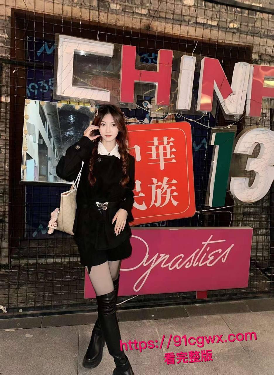 真实约炮!约了个漂亮又风骚的眼镜学生妹,极品炮架身材在床上真是让我爽翻天!-3