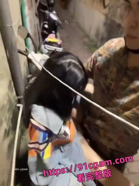 香港情侣在寺庙前猖狂露出!袒胸露乳又去后巷做爱抽插!引大范围网络讨伐-6