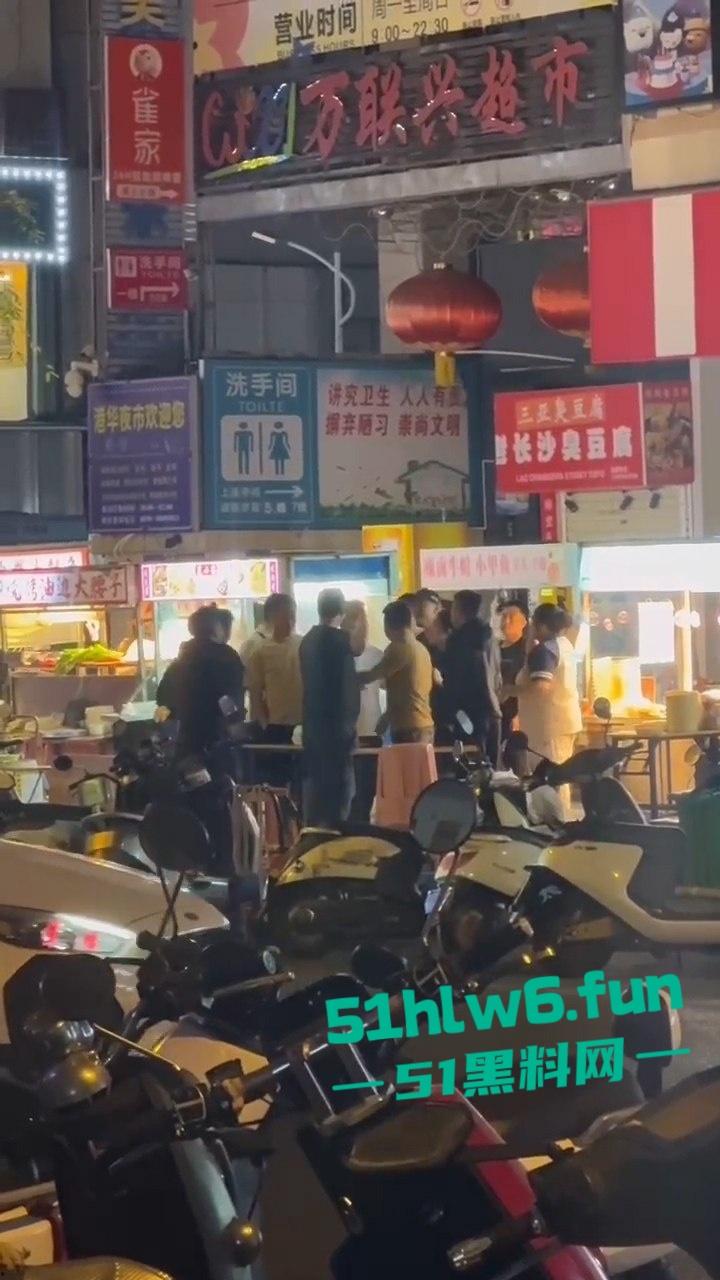 三亚港华夜市两摊主为争半米摊位持刀互砍,现场围观惨叫声惊悚起鸡皮。-5