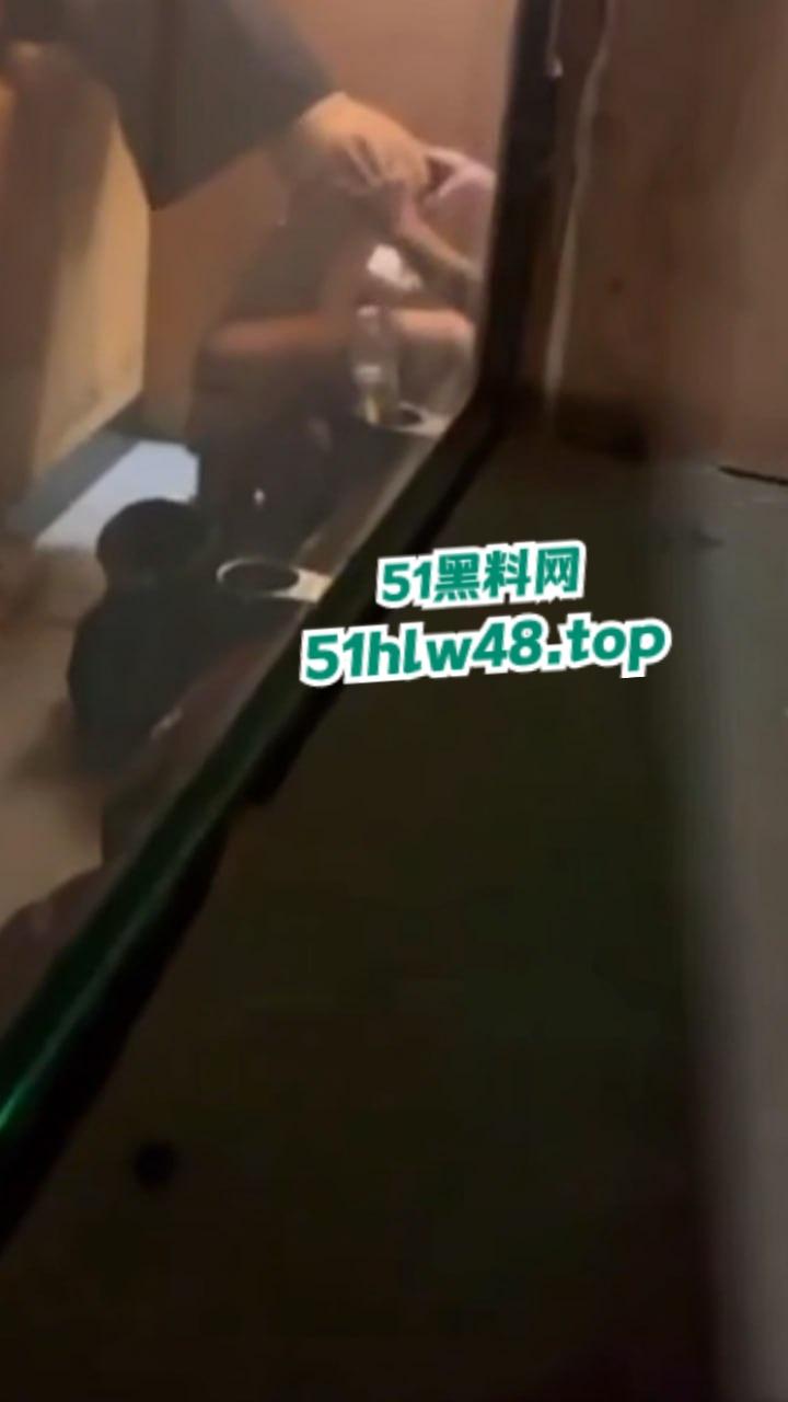 瓜友投稿电影院偷拍操逼,据说女主是没毕业的大学生影院兼职被小主管拿下,小翘臀是真性感啊!-4