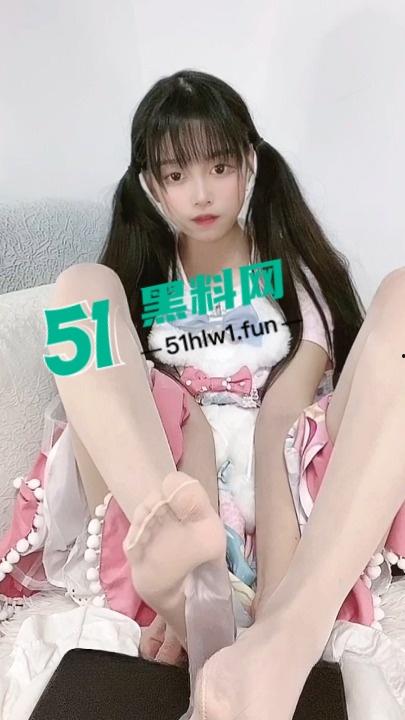 推特萝莉美少女〖要要饿晕了〗会员福利视频曝光 白丝美少女足交现场叫声超骚!-4