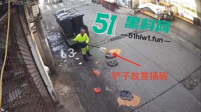 浙江温州网传一位【环卫工人】故意乱扔油污垃圾还用铲子捅破,导致多名骑行人摔倒。-6
