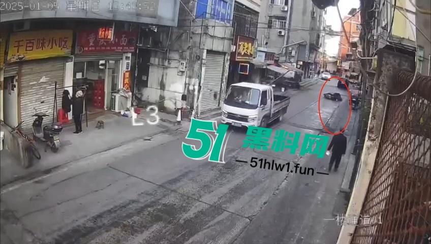 浙江温州网传一位【环卫工人】故意乱扔油污垃圾还用铲子捅破,导致多名骑行人摔倒。-8