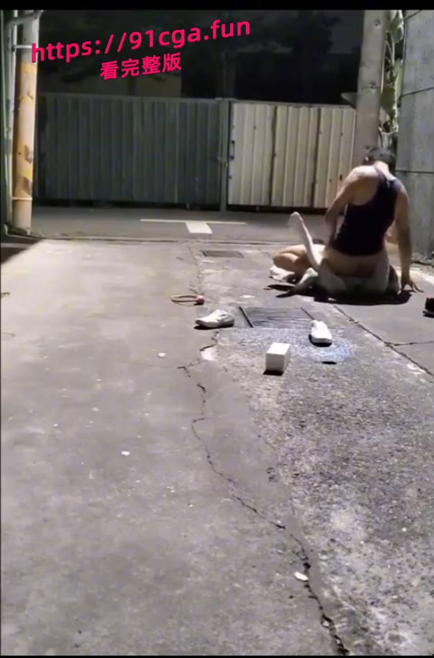 深夜JK妹子醉倒小巷内,被路过小哥实施“捡尸”-3