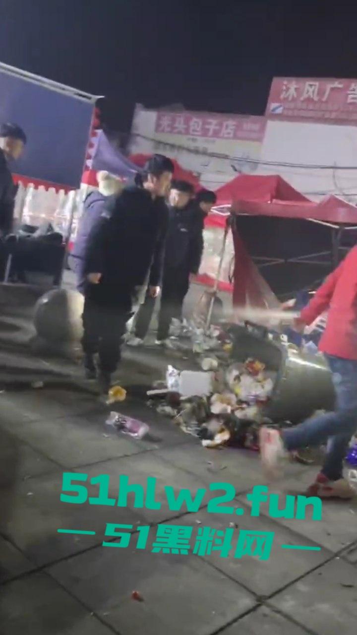 安徽亳州市利辛县,严重酒驾交通事故车辆闯进小摊贩人群中,其中伤者还有一孕妇。-4