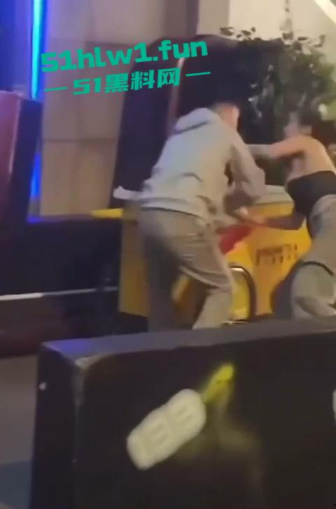 全网疯传兰桂坊MMA斗战现场画面,惊现一招制敌【龙抓手】好男不和女斗但渣男专挑女斗。-3