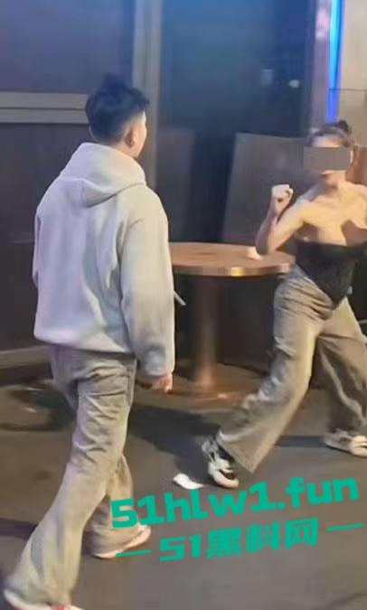 全网疯传兰桂坊MMA斗战现场画面,惊现一招制敌【龙抓手】好男不和女斗但渣男专挑女斗。-6