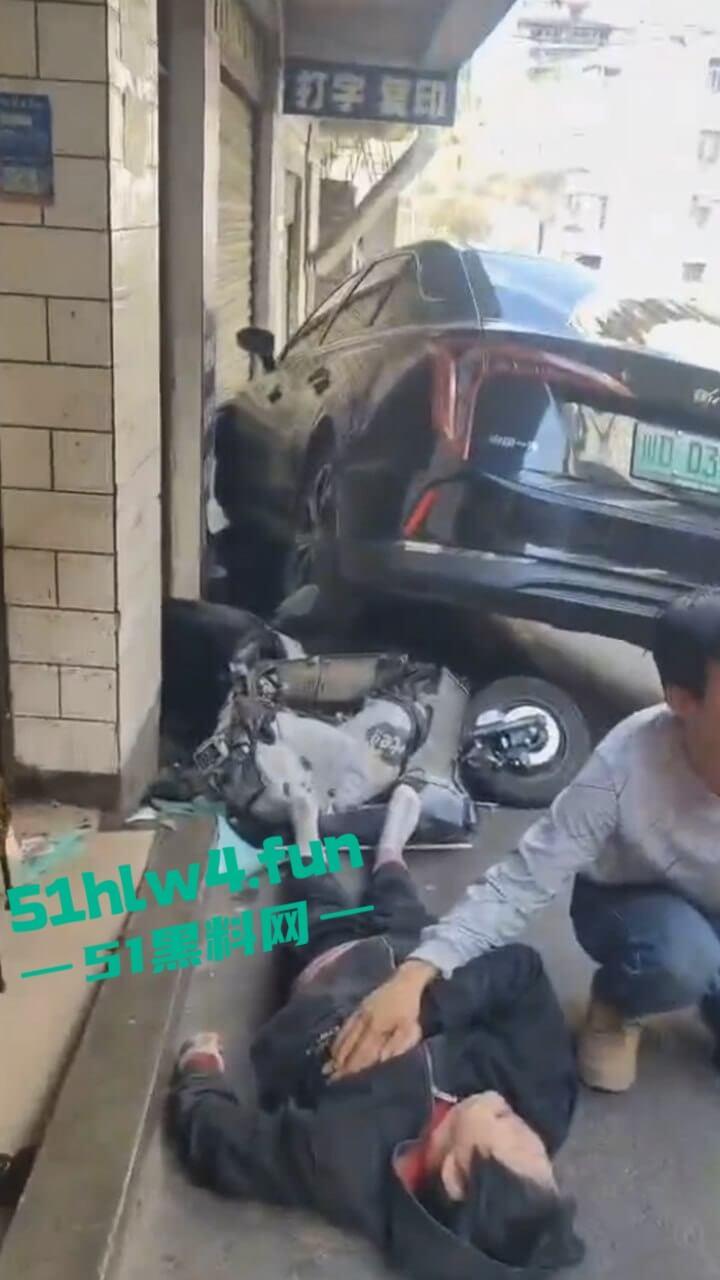 四川女司机驾车失控,撞向路边5名老人导致1死4伤,疑似电车刹车失灵现场视频流出。-3