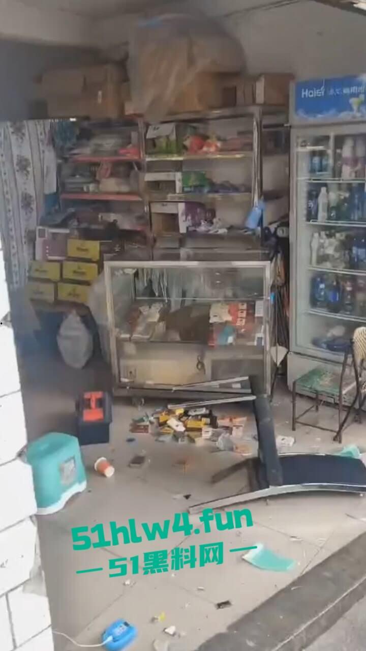 四川女司机驾车失控,撞向路边5名老人导致1死4伤,疑似电车刹车失灵现场视频流出。-7