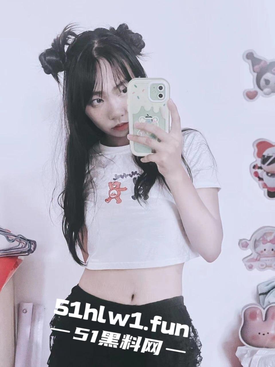 柳州学生嫩妹【叶露露】不雅视频流出被曝光,撅臀展示浓密私处娇嫩玉体完美呈现。-2