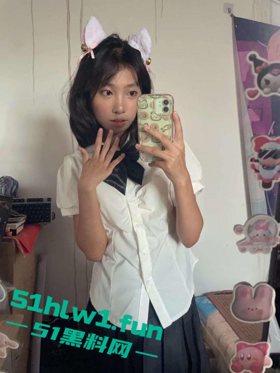 柳州学生嫩妹【叶露露】不雅视频流出被曝光,撅臀展示浓密私处娇嫩玉体完美呈现。-6