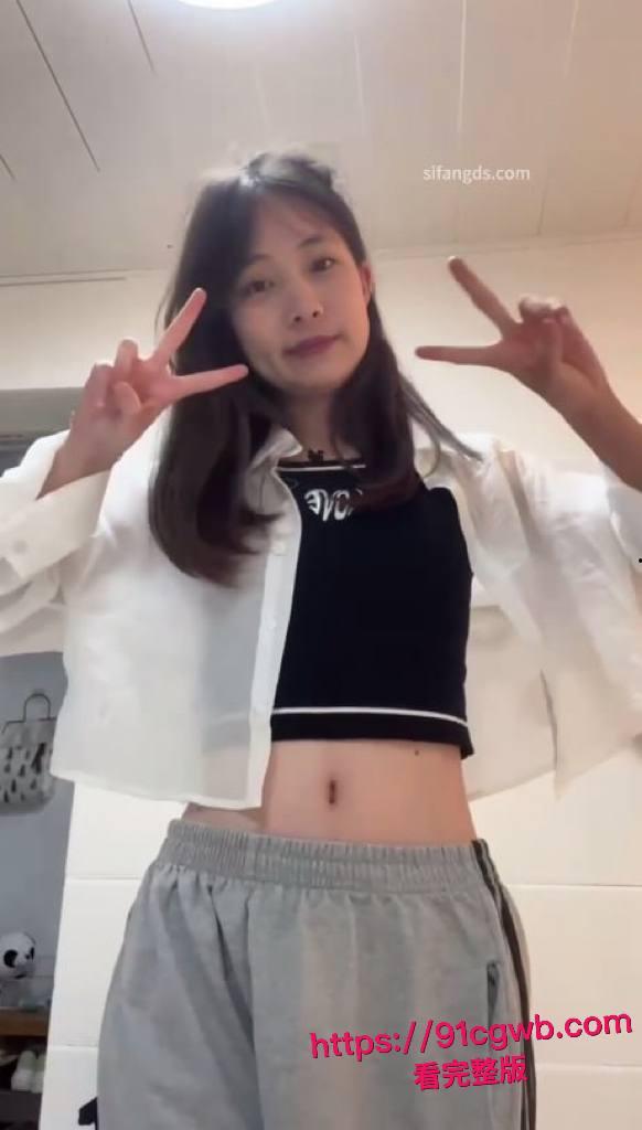 可爱大眼贫乳萌妹私密炮战视频流出!甜美清纯脸蛋全裸自拍奶头硬翘阴唇湿润欲拒还迎,男友大鸡巴无套狂怼骚穴主动迎合变床上骚货-4