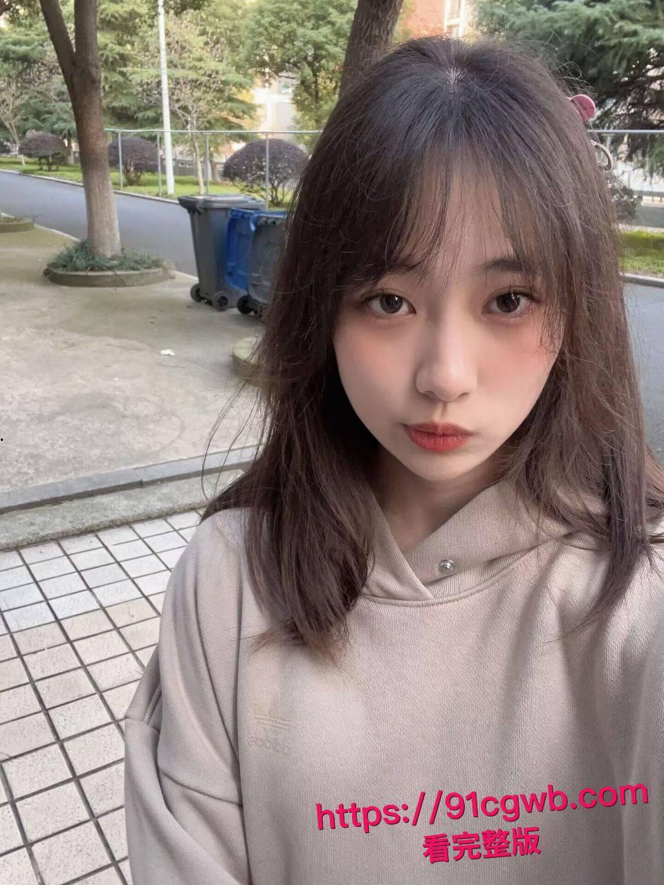 可爱大眼贫乳萌妹私密炮战视频流出!甜美清纯脸蛋全裸自拍奶头硬翘阴唇湿润欲拒还迎,男友大鸡巴无套狂怼骚穴主动迎合变床上骚货-5