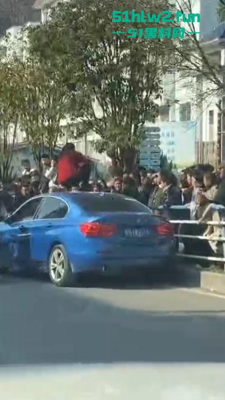 贵州紫云硬核原配当街抓小三,骑车顶猛砸车吓得狗男女龟缩车内不敢出,当街大闹惹人围观。-1