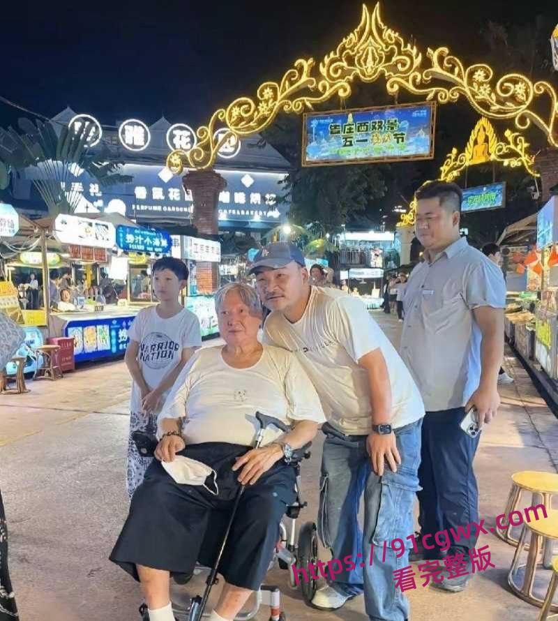 李连杰洪金宝倪萍脱胎换骨 疑似器官移植续命年轻20岁 轮椅变健步黑发红润!-7