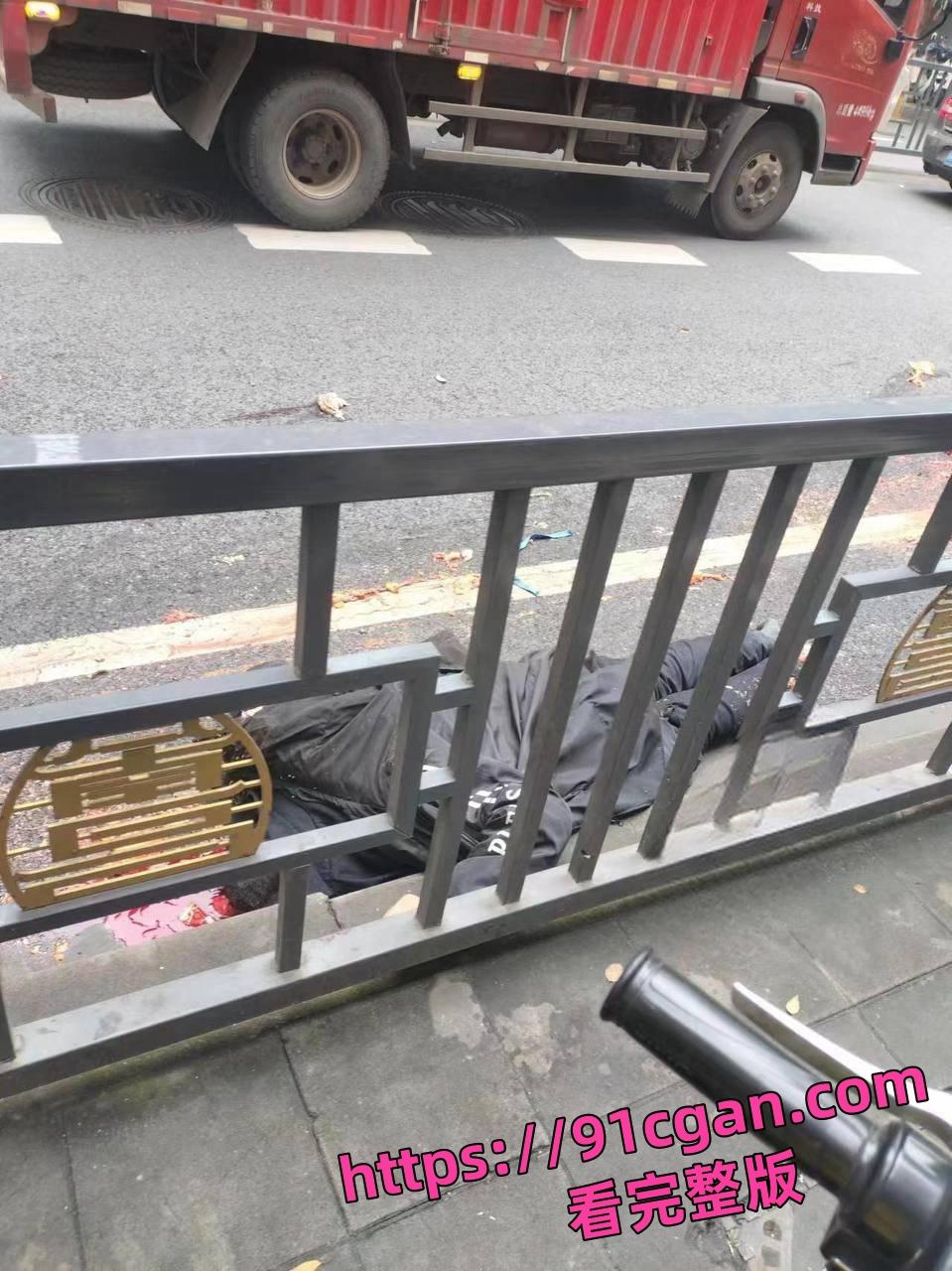 江西南昌一公交车失控冲撞击人群 已致3死7伤!现场人体被碾成碎块!-1