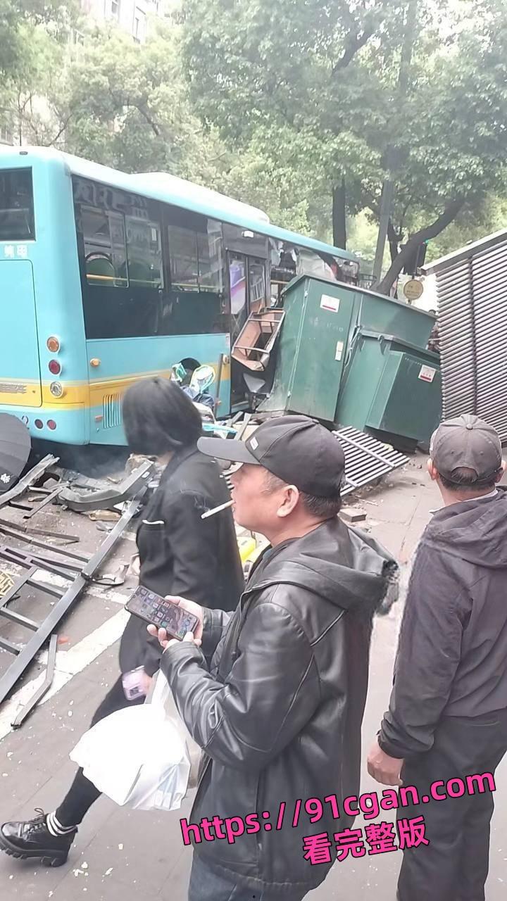 江西南昌一公交车失控冲撞击人群 已致3死7伤!现场人体被碾成碎块!-4