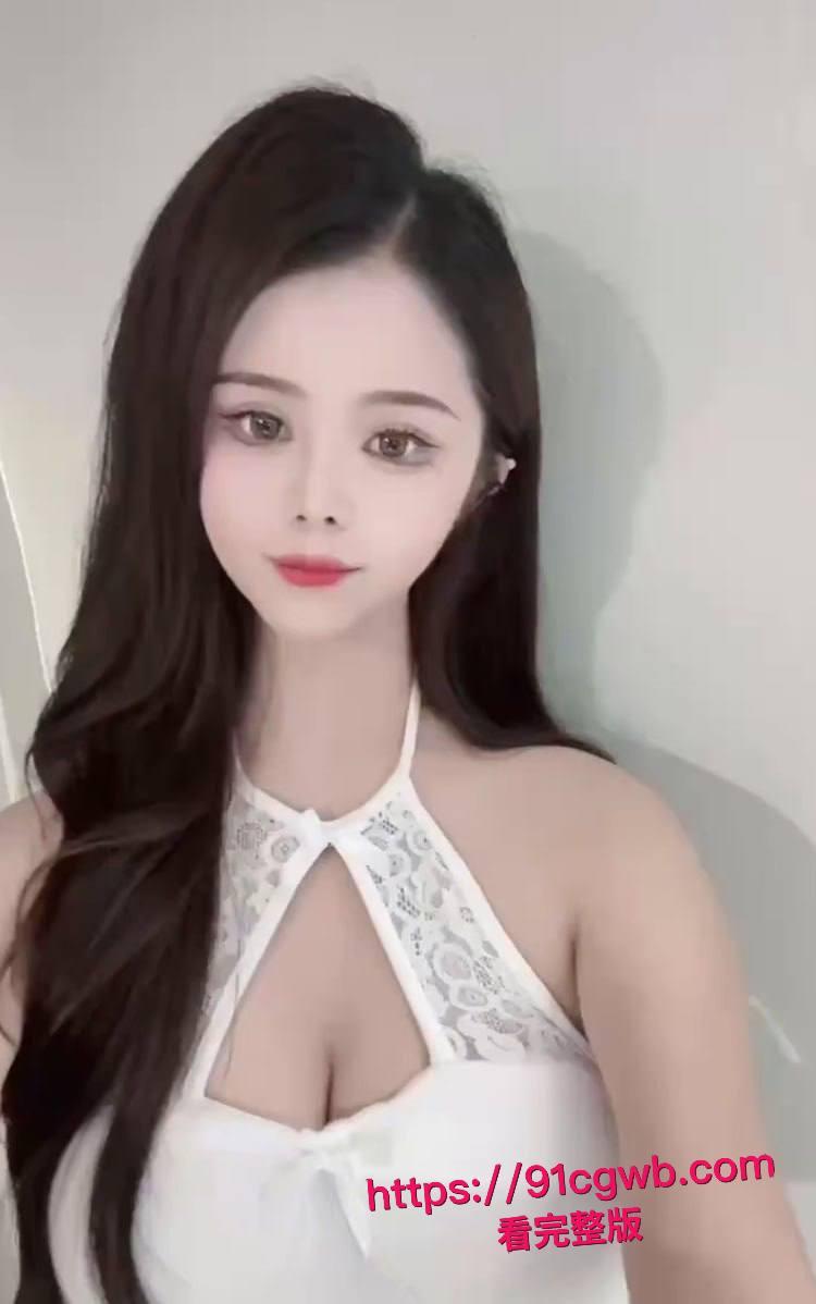 巨乳露脸小骚货唐语棠豪乳狂甩，骑乘女上位骚扭大屁股，换后入时肥臀夹鸡吧更紧，乳波臀浪操到床塌！-9