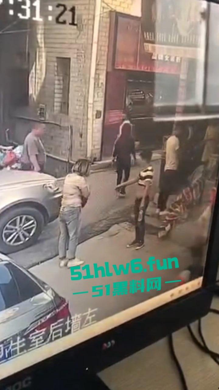 郑州男子持菜刀事件,妻子出轨被老公发现,直接拿菜刀当场砍死奸夫再追妻子狂砍。-6