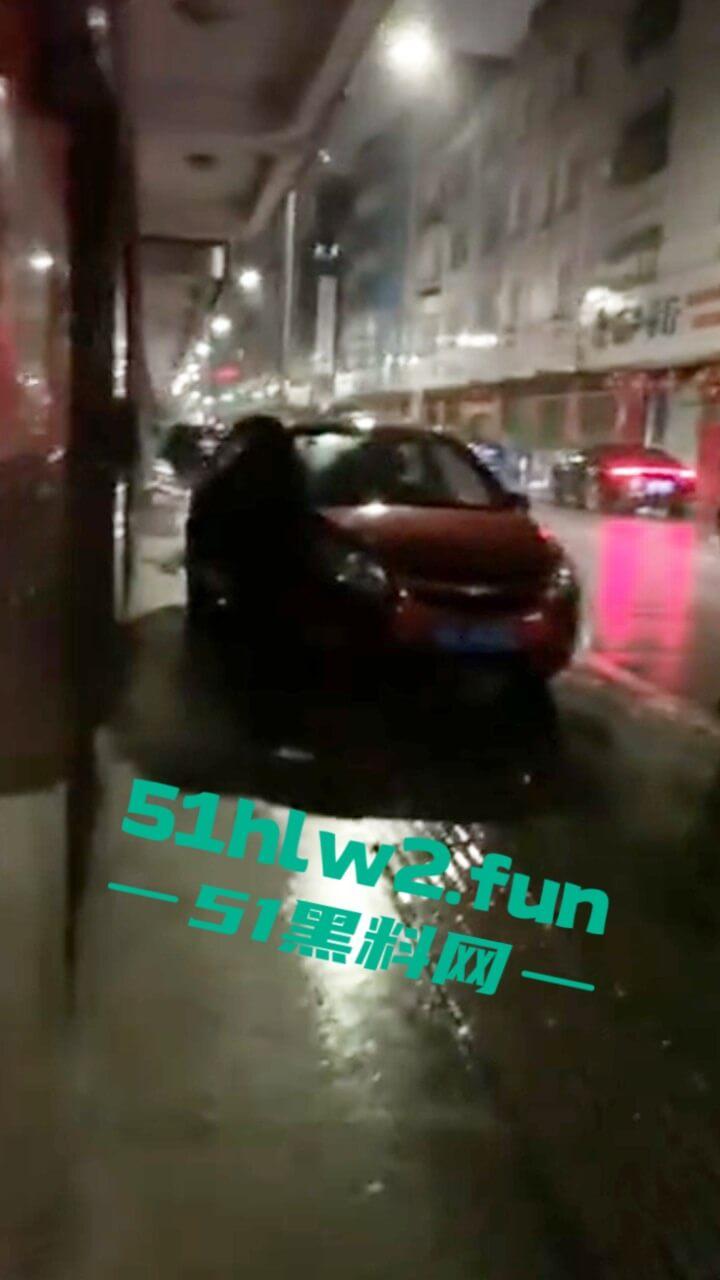 广东渣女开男友车装白富美出轨车震情人，男友用GPS找到当场抓住俩人奸情胆子是真大啊。-1