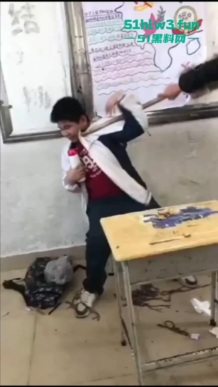 广东吴川中学一学生在教室被同学群殴,口塞异物拖把打脸,学校却让旁观同学删视频。-2
