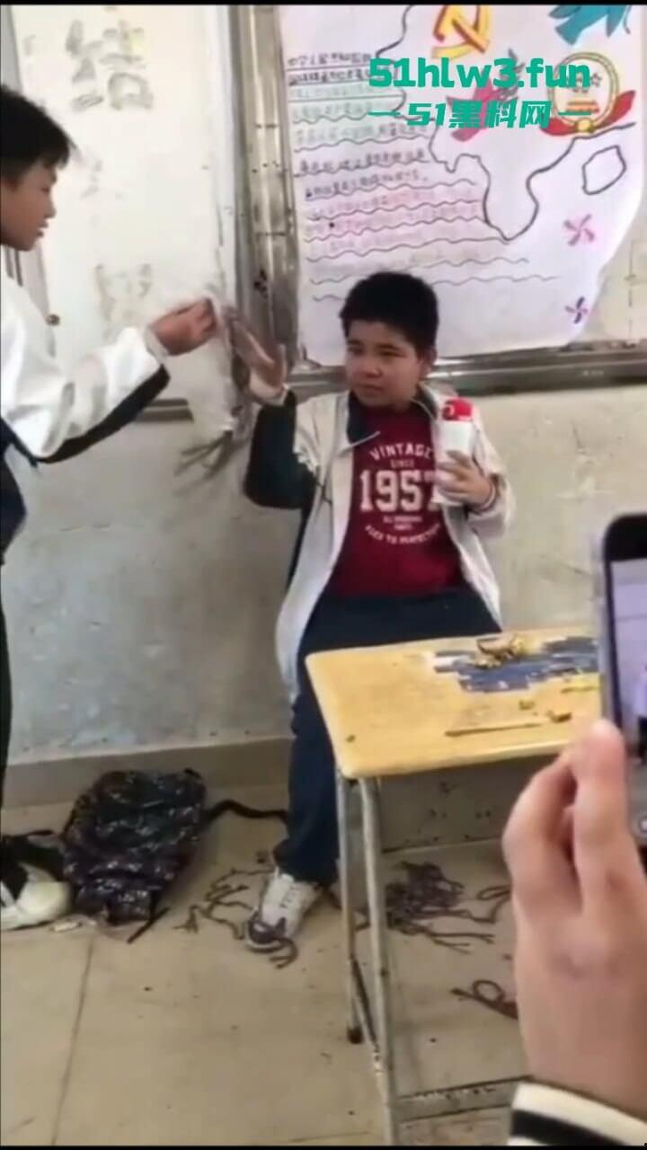 广东吴川中学一学生在教室被同学群殴,口塞异物拖把打脸,学校却让旁观同学删视频。-3