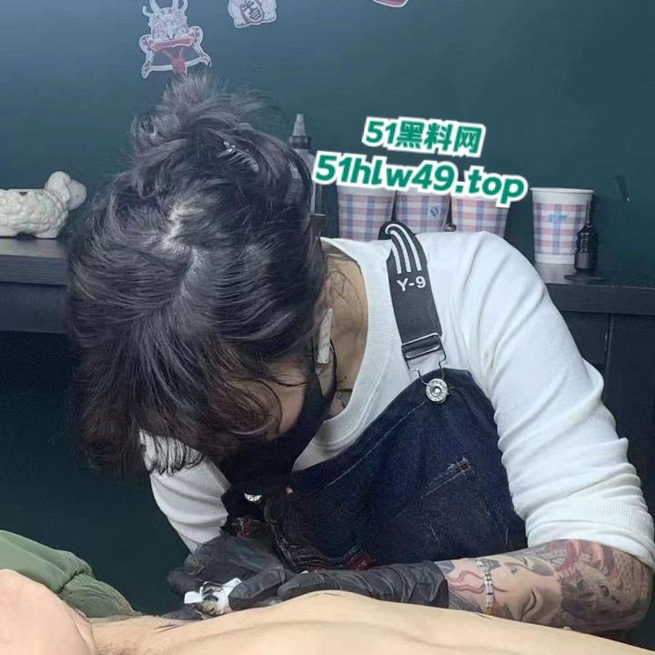 抖音符文战士【lee李李】纹身店老板娘,性感身材骚浪表现搭配纹身,令人血脉喷张性爱视频流出。-1