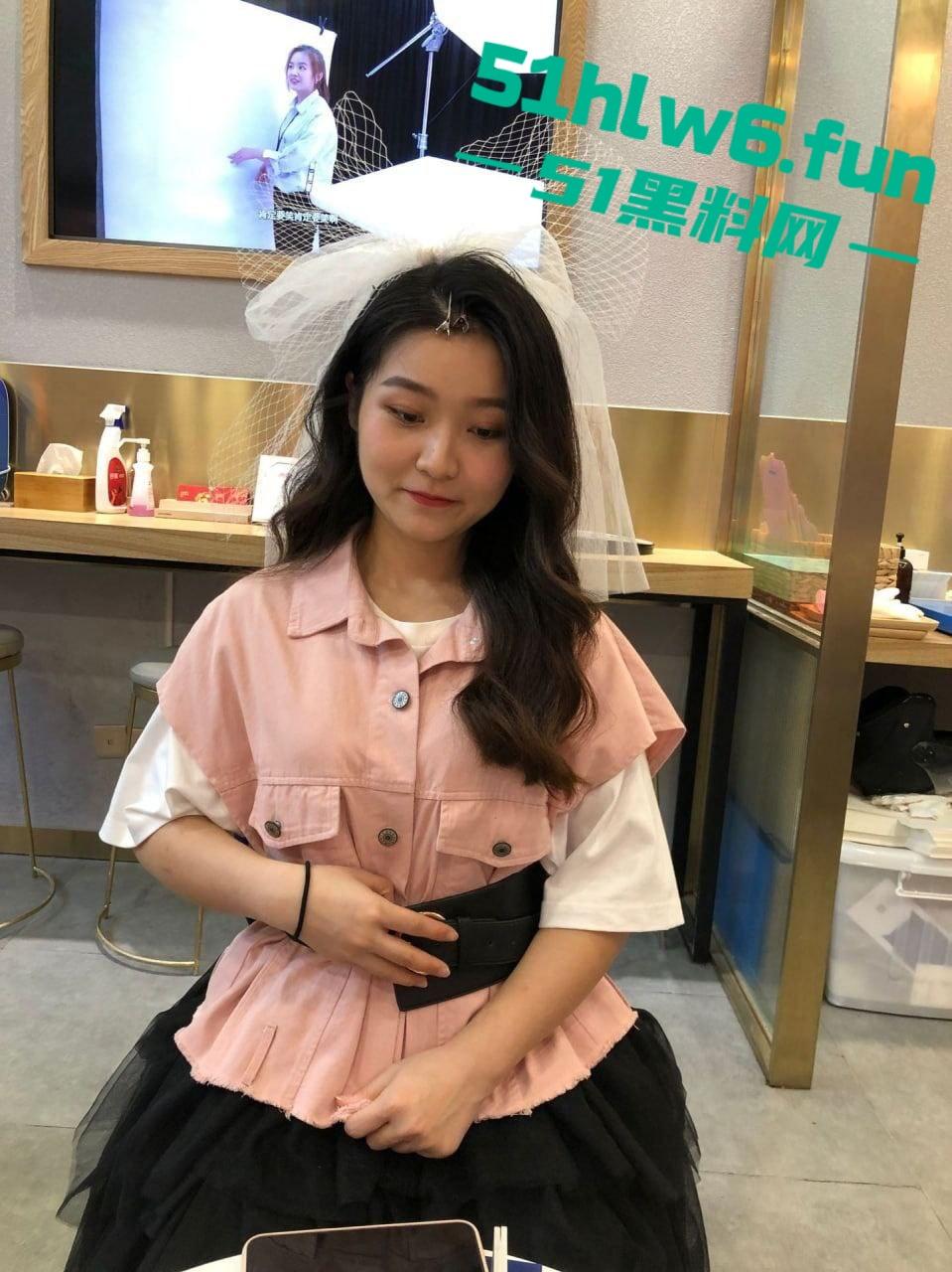 山西太原国企文员【刘琴】企业里出了名的公交车,为了上位到处勾引性爱自拍被男友发现曝光。-4