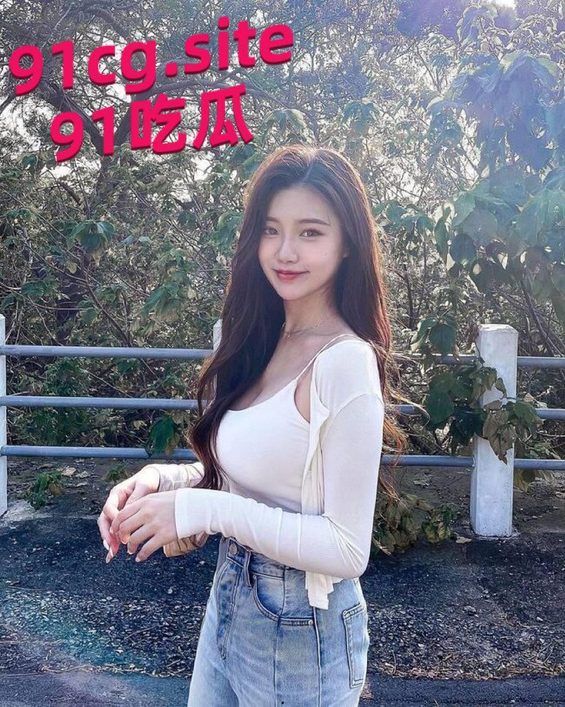 台湾超甜网红美睫师ChloeLin,被摄影师套路口交啪啪转头将视频转发给朋友最后泄密了-1