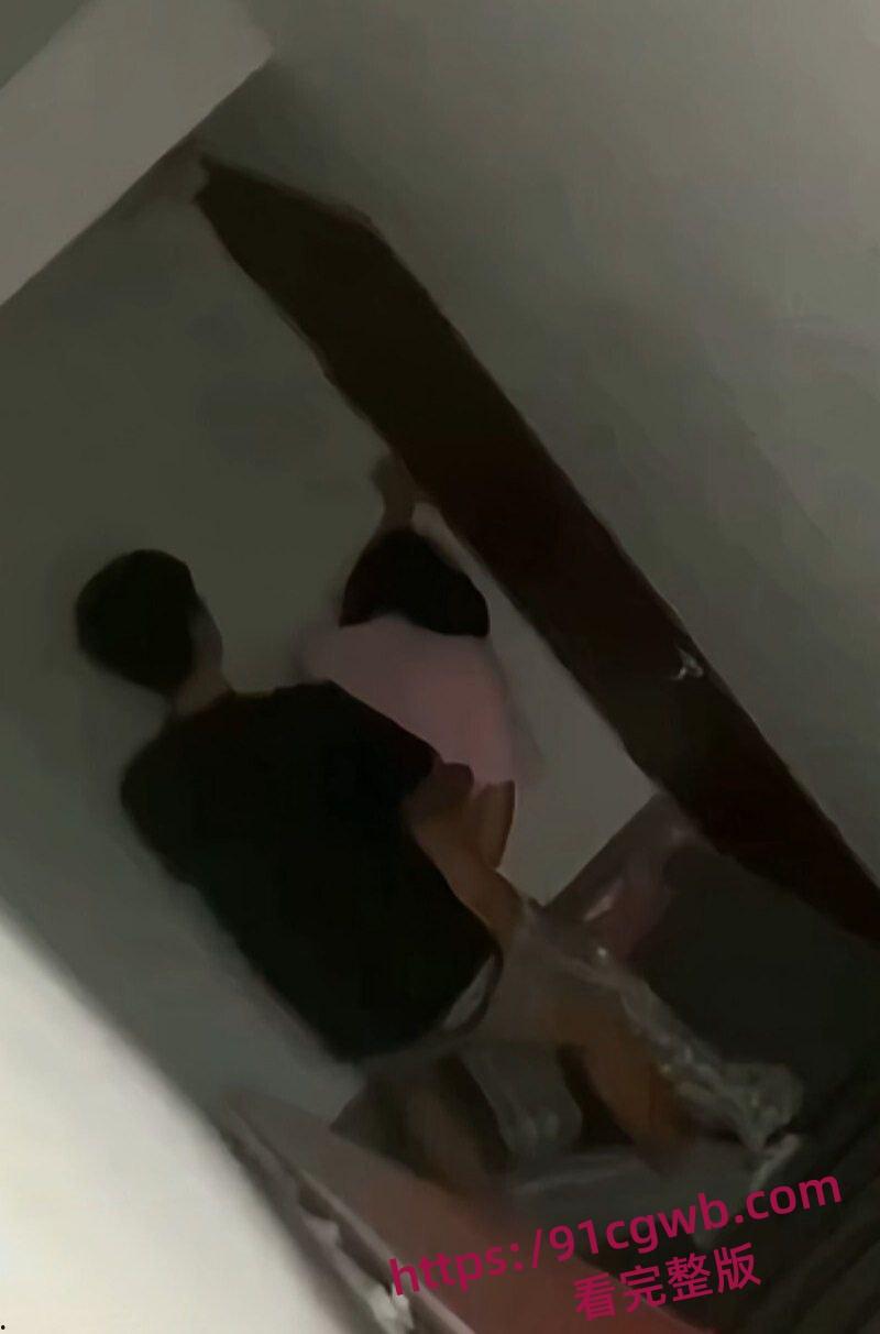 浙江海洋大学图书馆小情侣惊险互动 楼梯间大胆后入做爱被拍下视频曝光!-3