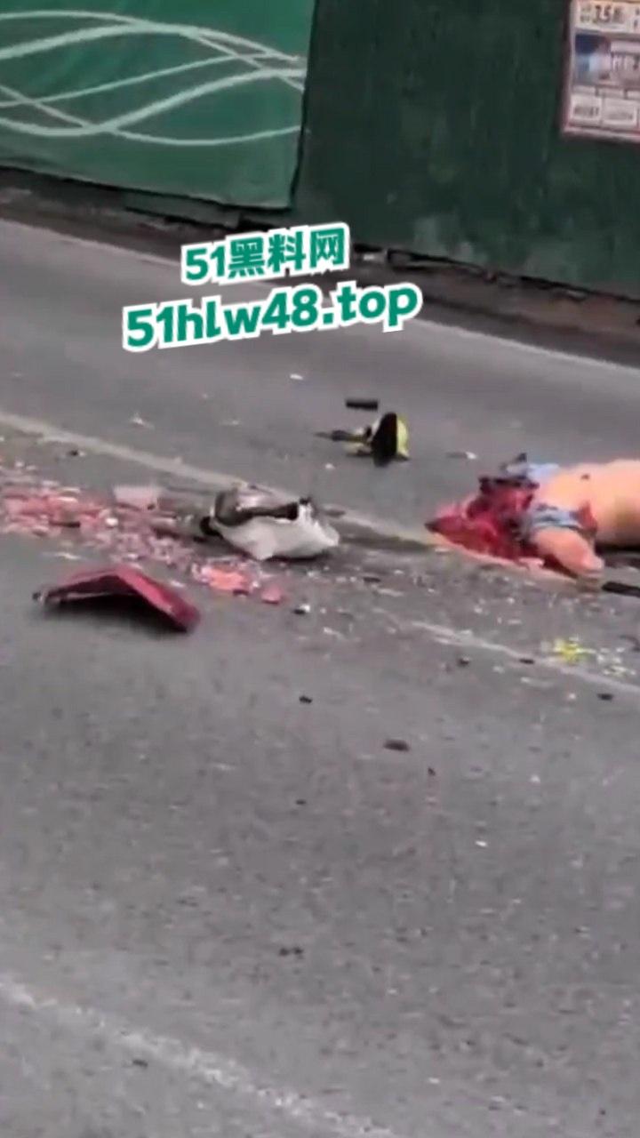 四川泸州男子拐弯超车不看路,未带头盔被重型大车压爆脑袋,当场惨变无头尸。-1