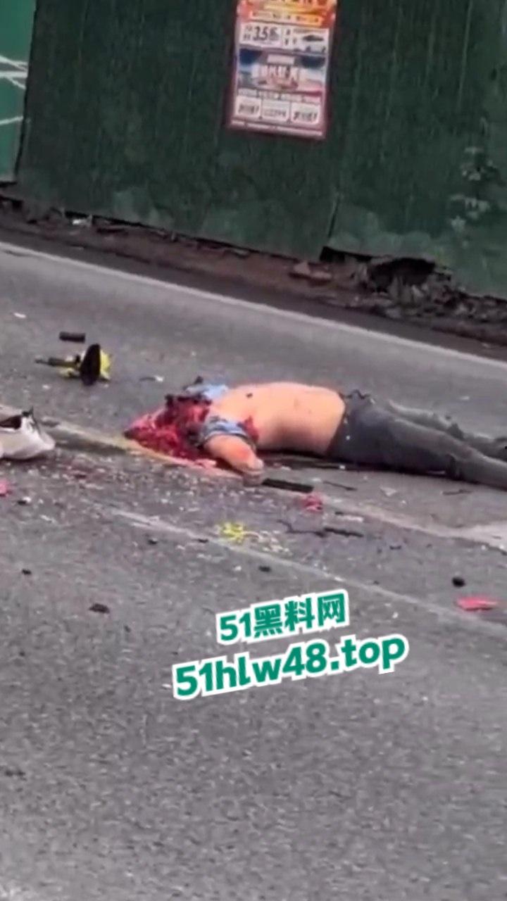 四川泸州男子拐弯超车不看路,未带头盔被重型大车压爆脑袋,当场惨变无头尸。-4