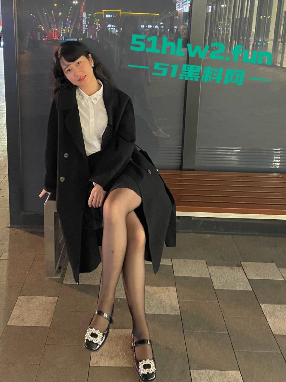 广东极品反差真实美艳少妇【林嘉玲】穿着性感丝袜和高跟鞋,金主无套爆操调教视频曝光流出!-1