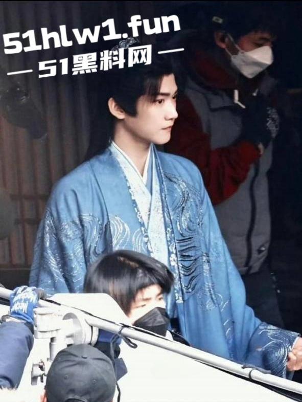 横店【玺尚酒店】逐玉剧组大瓜!三名武行轮奸一名女化妆师本来是4P淫乱闹大了变轮奸。-22